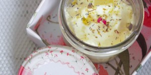 Beitragsbild des Blogbeitrags Samtig weiche Haut im Winter mit der DIY Shea-Kakaobutter-Creme mit Orange und Zimt 