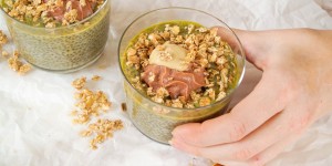 Beitragsbild des Blogbeitrags Gesund frühstücken – Grüntee-Chia-Pudding mit Walnuss-Nougatsahne und Cashewmus