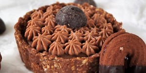 Beitragsbild des Blogbeitrags Kaffee-Guarana-Nougat-Tarte 