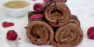 Beitragsbild des Blogbeitrags Schokoladen Crêpes Roll-ups mit Schokoladencreme, Haselnuss-Avocado-Creme und Birnenkompott