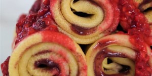 Beitragsbild des Blogbeitrags vegane Crêpes Roll-ups mit Himbeerpüree // vegane Palatschinken 