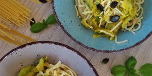 Beitragsbild des Blogbeitrags Pasta mit veganer Käse-Sahne-Sauce 