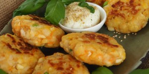 Beitragsbild des Blogbeitrags Kaspressknödel vegan mit Zitronen-Tahini-Dip