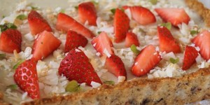 Beitragsbild des Blogbeitrags Weiße-Schokoladentarte mit Erdbeeren und Granola vegan