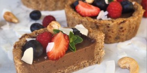 Beitragsbild des Blogbeitrags Kokos-Schokoladen-Tartelettes mit Nuss-GranolaBoden