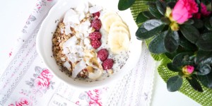 Beitragsbild des Blogbeitrags Chia-Frühstücksbowl mit Himbeergranola vegan
