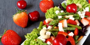 Beitragsbild des Blogbeitrags Erdbeer-Spargelsalat mit Feta, Nüssen und einem Zitronen-Walnuss-Birnendressing