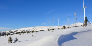 Beitragsbild des Blogbeitrags Winterwonderland Tauernwindpark – Windräder im Schnee