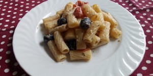 Beitragsbild des Blogbeitrags Rezept: Pasta alla puttanesca ~ Nudeln mit scharfer Tomatensauce und Schafkäse 