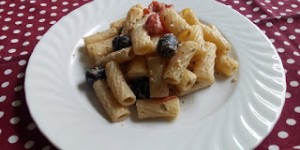 Beitragsbild des Blogbeitrags Rezept: Pasta alla puttanesca ~ Nudeln mit scharfer Tomatensauce und Schafkäse