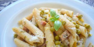 Beitragsbild des Blogbeitrags Rezept: Pasta con panna, piselli e prosciutto - Nudeln mit Erbsen und Schinkensauce