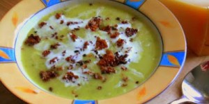 Beitragsbild des Blogbeitrags Schnell gekocht: Rezept für Zucchinicremesuppe 