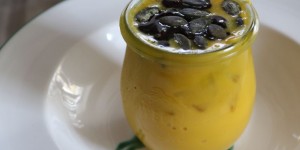 Beitragsbild des Blogbeitrags Zweierlei Kürbiscremesuppe mit karamellisierten Äpfeln und Kürbiskernen