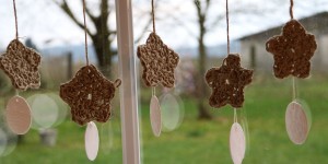 Beitragsbild des Blogbeitrags mosauerins weihnachtlicher Dekospaß – Küchenfensterdeko aus Paketschnur und Fimo