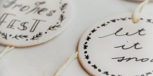 Beitragsbild des Blogbeitrags mosauerins weihnachtlicher Dekospaß: Lettering Anhänger aus Fimo
