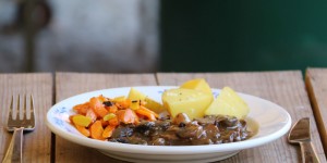 Beitragsbild des Blogbeitrags Bio Angus Schnitzel in Saft mit Ingwer-Karotten (und Erdäpfel)