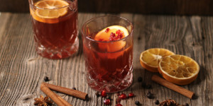 Beitragsbild des Blogbeitrags Weihnachten mit der Mosauerin: Granatapfel Glüh Gin 