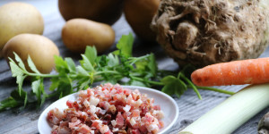 Beitragsbild des Blogbeitrags Wärmende Selleriesuppe mit Birnen- Speck- und Erdäpfelcroutons