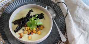 Beitragsbild des Blogbeitrags Wirsingsuppe mit Gemüse Croutons und Wirsingchips