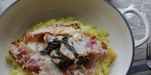 Beitragsbild des Blogbeitrags Schweinskarree auf Erdäpfel mit Speck und Käse