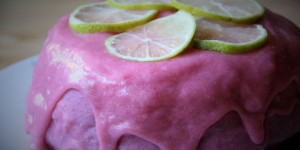 Beitragsbild des Blogbeitrags Ein Stück Sommer: Limetten-Erdbeer Kuchen 