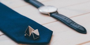 Beitragsbild des Blogbeitrags ACCESSOIRES FÜR DEN BRÄUTIGAM: KRAWATTE UND MANSCHETTENKNÖPFE ZUR HOCHZEIT 