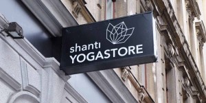 Beitragsbild des Blogbeitrags Yoga and Juliet out and about: Shanti Yogastore & #giveaway