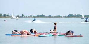 Beitragsbild des Blogbeitrags SUP Yoga beim Surfworldcup in Neusiedl am See 