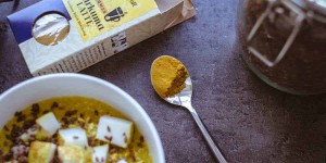 Beitragsbild des Blogbeitrags Golden Milk Porridge – das optimale Winterfrühstück