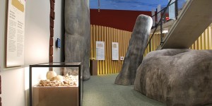Beitragsbild des Blogbeitrags Weinviertel: Auf den Spuren von Stonehenge und auf ein Schlückchen Wein im Vino Versum