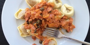 Beitragsbild des Blogbeitrags Tortellini mit pikanter Schinken-Kapern Sauce 