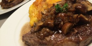 Beitragsbild des Blogbeitrags Uhudler Rostbraten mit Polentaschnitte