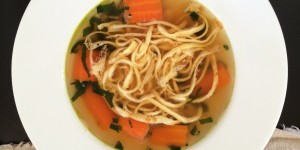 Beitragsbild des Blogbeitrags Flädlesuppe mit meiner geliebten Hühnersuppe aus Omas Küche