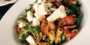 Beitragsbild des Blogbeitrags Schnelle Paradeiser Schinken Mozzarellapfanne mit Rucola