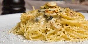 Beitragsbild des Blogbeitrags Cremige Trüffelspaghetti mit Knoblauchmaroni