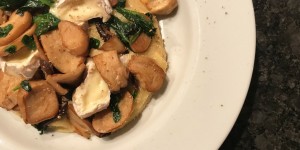 Beitragsbild des Blogbeitrags Cremige Polenta mit Spinat und Kräuterseitlingen 