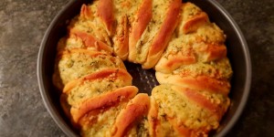 Beitragsbild des Blogbeitrags Knoblauch-Käse-Kräuterkranz
