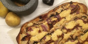 Beitragsbild des Blogbeitrags Feuerflecken mit buntem Apfel-Speck-Zwiebel & Krensauce Belag