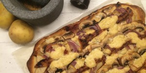 Beitragsbild des Blogbeitrags Feuerflecken mit buntem Apfel-Speck-Zwiebel & Krensauce Belag 