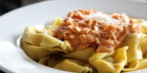 Beitragsbild des Blogbeitrags Mama’s Tortellini mit Rosmarin-Schinkensauce