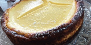 Beitragsbild des Blogbeitrags Cremiger Cheesecake mit Zimtboden