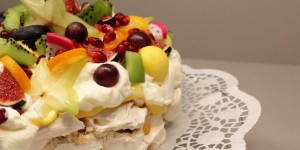 Beitragsbild des Blogbeitrags Australische Pavlova mit einer Maracuja-Curd und vielen exotischen Früchten 