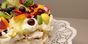 Beitragsbild des Blogbeitrags Australische Pavlova mit einer Maracuja-Curd und vielen exotischen Früchten