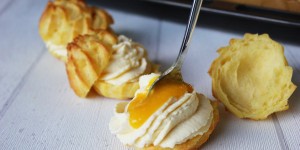 Beitragsbild des Blogbeitrags Brandteigkrapferl mit Mango-Mascarpone Füllung 