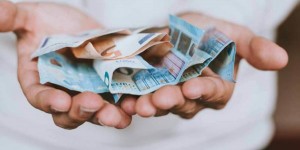Beitragsbild des Blogbeitrags Karte vs. Bargeld – Krieg der Zahlungsmittel