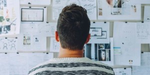Beitragsbild des Blogbeitrags Sie stehen nachts vorm Apple-Store und warten auf das neue iPhone, warum beteiligen sie sich nicht auch durch Aktien am Erfolg des Unternehmens?