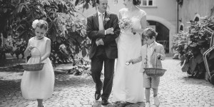 Beitragsbild des Blogbeitrags Die perfekte Stimmung – große und kleine Gäste in die Hochzeitsfeier miteinbeziehen 