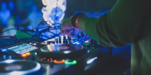 Beitragsbild des Blogbeitrags Unsere 5 Tipps für die Wahl des richtigen Hochzeits-DJ