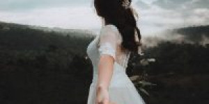 Beitragsbild des Blogbeitrags Schlichte Brautkleider – Inspirationen