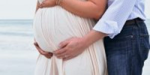 Beitragsbild des Blogbeitrags Umstandsbrautkleider – Brautmode für werdende Mamas